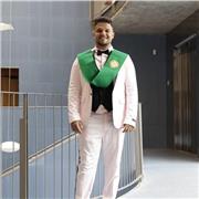Profesor graduado en educación primaria que da clases de inglés, matemáticas, lengua, ciencias naturales, ciencias sociales