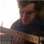 Diplomato di primo livello in chitarra jazz presso il conservatorio, impartisce lezioni di chitarra