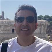 Profesor de Geografía e Historia y Ciencias Sociales imparte clases a niños de primaria y secundaria