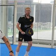 Soy un Jugador de padel profesional con más de 8 años de experiencia, además de dueño de una marca de palas de padel