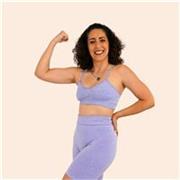 Profesora de Yoga y biomecánica, instructora de Pilates, entrenadora personal, formadora de Zumba y Coach. 