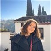 Profesora titulada en economía, con muy buen nivel de inglés y cualificación 