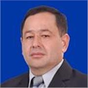 profesor de matemática imparte clases a niños y jóvenes