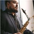 Profesor de saxofón imparte clases de saxofón, lenguaje musical, armonía y todas las materias relacionadas con el ámbito musical