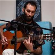 Profesor de guitarra polifacético y con diversas experiencias