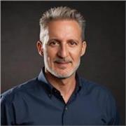 Me defino más como un  acompañante lingüístico y cultural  que como un simple profesor de gramática