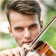 Violinista diplomato presso il Conservatorio di Torino  Giuseppe Verdi , con oltre 11 anni di esperienza, propone lezioni su misur