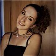 Studentessa universitaria impartisce lezioni a bambini e ragazzi