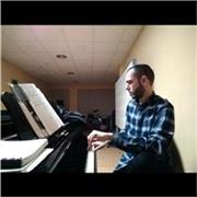 Ofereixo classes particulars de piano clàssic i modern, així com llenguatge musical i harmonia. Amplia experiència docent