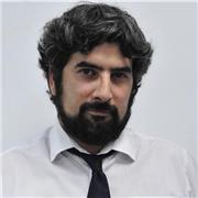 Soy cantautor y poeta, toco la guitarra, escribo textos, hago lo más grande: CANCIONES.