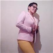 Profesora española imparte clases a niños y niñas de todas las edades