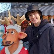 Chemie Nachhilfelehrer in der 9. Klasse für Schüler von Klasse 5 bis 8, der Präsenz und Online-Unterrichtsstunden anbietet