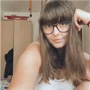 Profesora adolescente, que imparte clases de primaria y secundaria