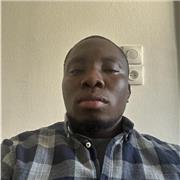 Enseignant primaire expérimenté maîtrisant les méthodes de la transmission du savoir