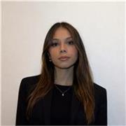 Studentessa universitaria a Bologna offre aiuto compiti con metodo efficace e supporto personalizzato
