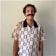 Laureato in discipline dello spettacolo e comunicazione impartisce lezioni di inglese (ma anche taliano, storia e altre materie umanistiche) a studenti di scuole elementari, medie e primi due anni di superiori