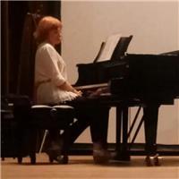 Profesora de Piano egresada del Conservatorio Nacional