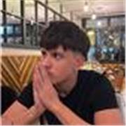 estudiante de música, 12 años tocando, guitarra, piano, percusión.