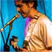 Clases en un estudio de música profesional: guitarra, producción musical, teoría, canto y otros instrumentos