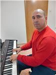 Profesor de piano, guitarra, iniciación musical, y armonía. Abarcando desde música clásica hasta todos los géneros populares