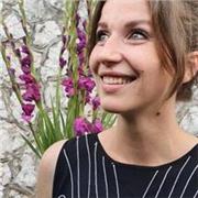 Je suis un professeur des langues. Je possède double Mater des langues