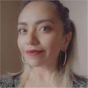 Maestra de inglés imparte clases a niños y adolescentes