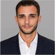 Entrenador de fútbol con amplia experiencia, padre y deportista, clases para niños, iniciación.