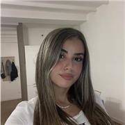 Studentessa universitaria offre aiuto compiti per studenti di elementari e medie