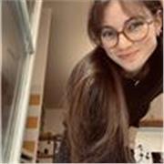 Professeure de français, passionnée de poésie, de littérature et de théâtre