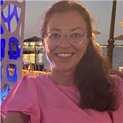 Simpática, interesante, llamo la atención de los niños de cualquier edad. Me encanto ayudarles, darle apoyo y entenderlos. Tengo 2 hijos de 16 y 18 años.