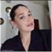 Profesora imparte clases a niños / adolescentes