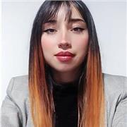 Profesora de artes tanto para niños como para jóvenes y adultos, desde la pintura, el dibujo, el grabado y más