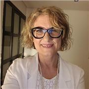 Salve, sono una docente laureata in Lingua e letteratura inglese e insegno inglese generico e specialistico da 35 anni.