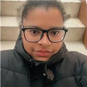 Me defino como una persona paciente, cercana y apasionada por la enseñanza. Me gusta adaptar cada clase a las necesidades.