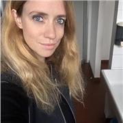 Docente di francese impartisce lezioni presenziali per aiuto compiti e preparazione a esami di certificazione