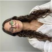 Estudiante de ade enseña economia y lengua castellana