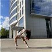 Profesional con años de experiencia en diversos estilos; Jazz, contemporáneo, urbano y ballet, para niños, jóvenes y adultos