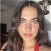 Profesora de ingles imparte clase a niños de hasta 13 años