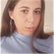 Studentessa di ingegneria insegna matematica a ragazzi delle elementari, medie e superiori