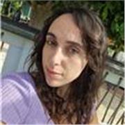 Profesora de historia, capaz de dar clases de primaria y secundaria.