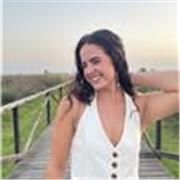 Profesora de Ingles, imparte clases a todas las materias de la etapa de primaria
