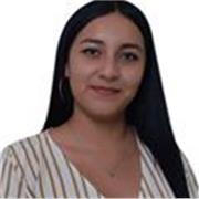 Profesor de ingles da clases a estudiantes de secundaria