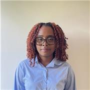 Professeur particulier donnant cours aux élèves en difficultés dans les classes de collèges et primaire