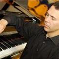 Licenciado en estudios superiores de piano