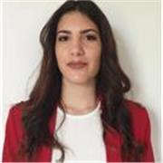 Insegnante di Economia impartisce lezioni a ragazzi delle scuole superiori e primo anno Università di Economia