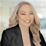 Successful leadership, coaching, and professional development tutor, empowering students to master essential business skills.