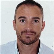 Docente de Economía capacitado para emprendimiento educativo innovador.