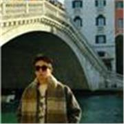 Puedo enseñar chino, y también puedo hablar algo de español