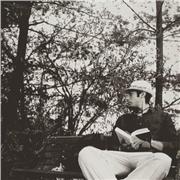 Profesor de ciencias o biología dicta clases a niños