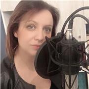 Docente di canto moderno impartisce lezioni online e in presenza